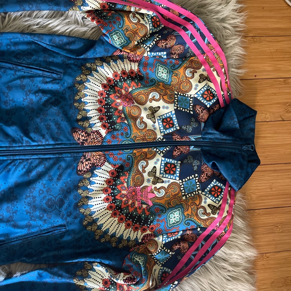 Adidas suit. Medium top, small bottom. Worn once. Excellent condition.